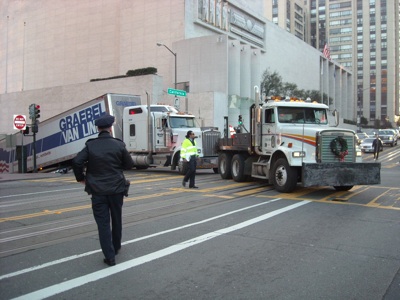 truck-stuck-muni-help-fail-20090109sm